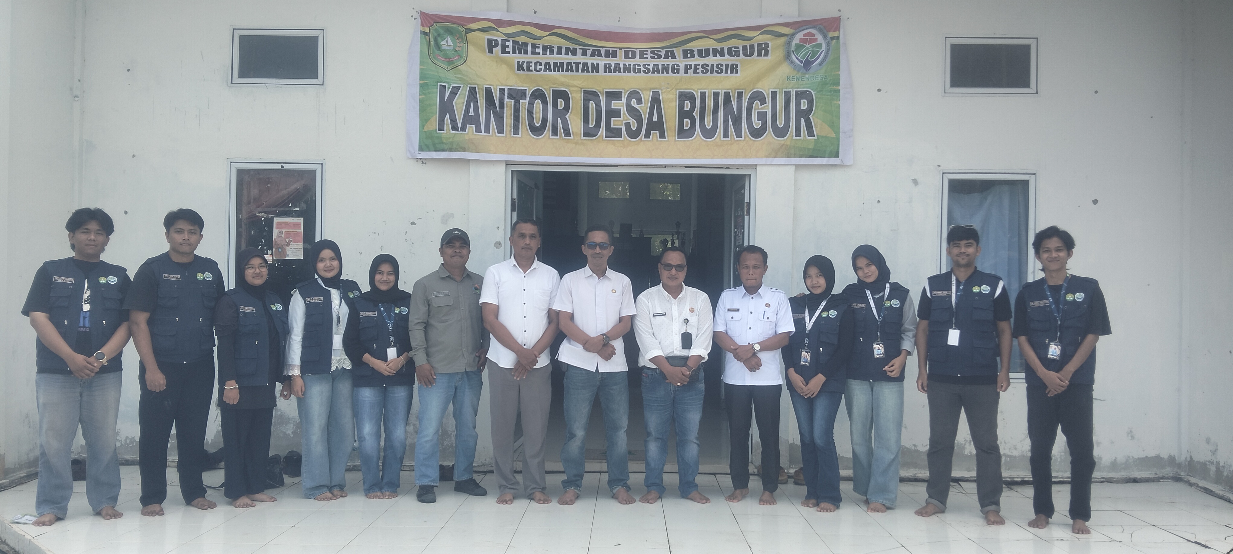 Foto bersama bersama Anak-anak KKN UNRI